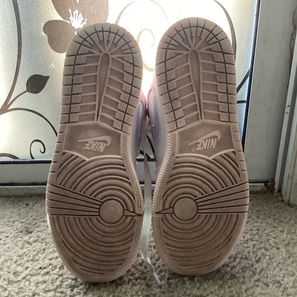 Girls Air Jordan shoes - pink and purple - Picture 4 of 5